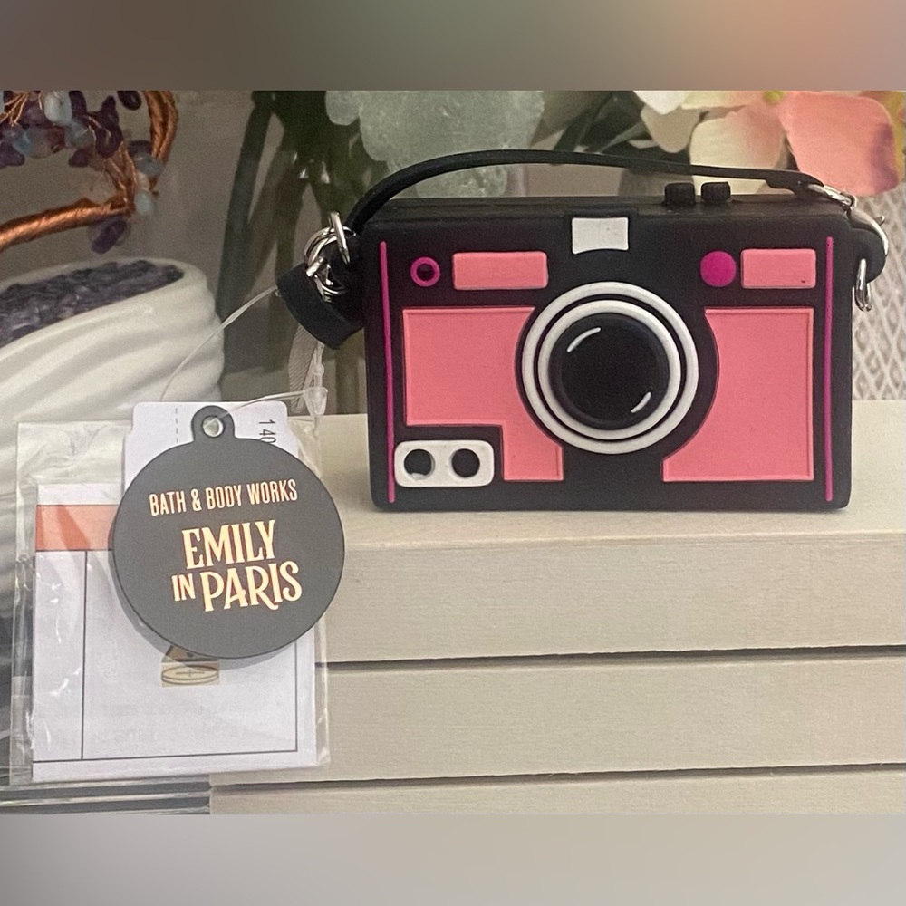 🆕📷 BATH & BODY WORKS EMILY IN PARIS  “VINTAGE CAMERA” POCKETBAC HOLDER. NEW! - Picture 5 of 10